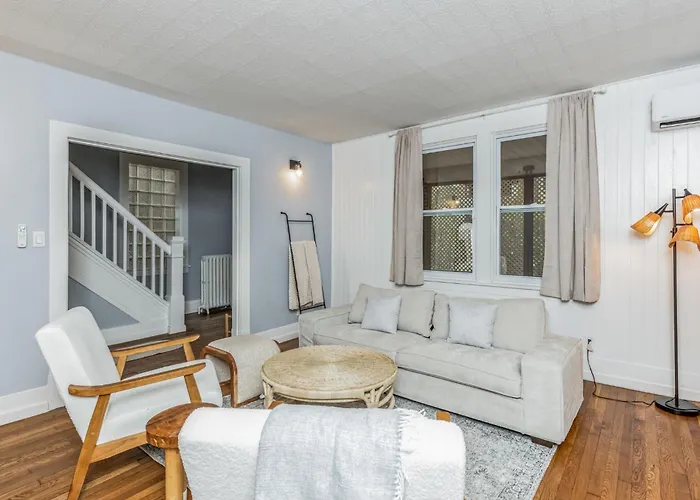 Apartment Stylish Modern Near Downtown | Sleeps 7