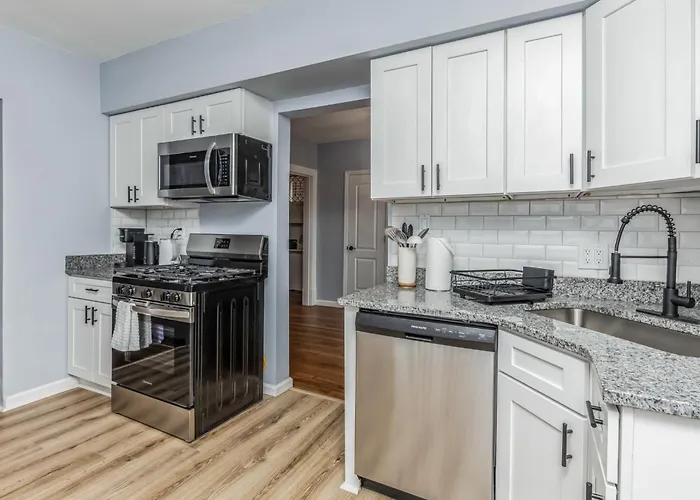 Stylish Modern Near Downtown | Sleeps 7