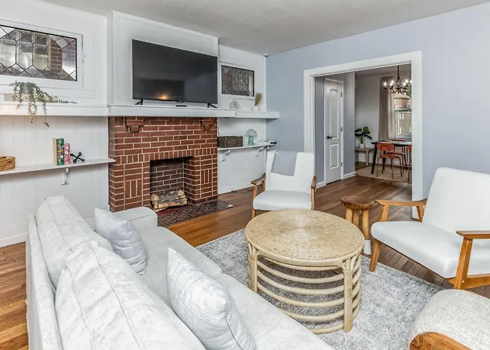 Stylish Modern Near Downtown | Sleeps 7 *