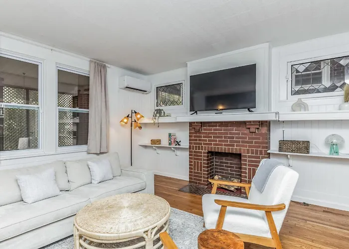 Apartment Stylish Modern Near Downtown | Sleeps 7 *