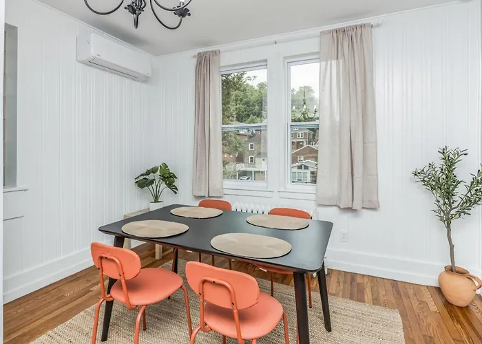 Stylish Modern Near Downtown | Sleeps 7 Apartment *