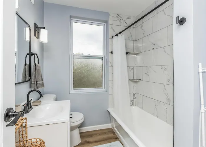 Apartment Stylish Modern Near Downtown | Sleeps 7 *