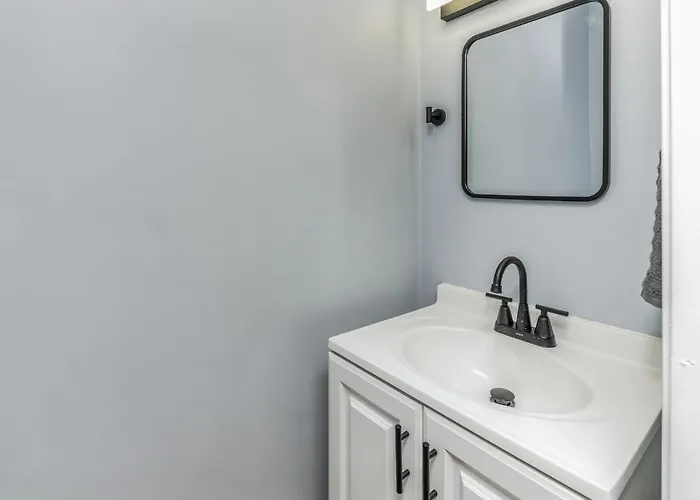 Apartment Stylish Modern Near Downtown | Sleeps 7 *